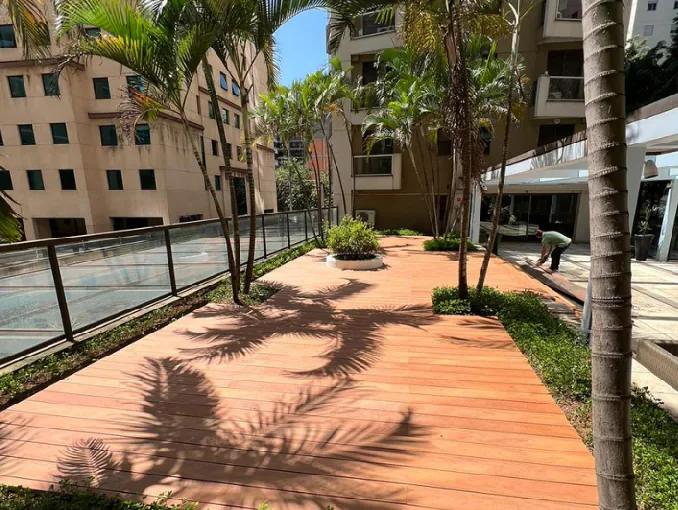 Deck de madeira em área de lazer integrada à piscina em Porto Alegre