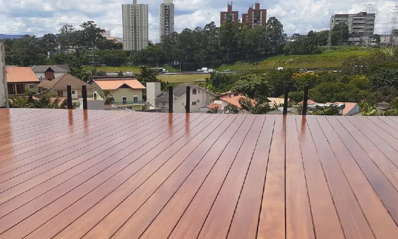 Deck rooftop com vista para a cidade — Deck de madeira executado em Porto Alegre