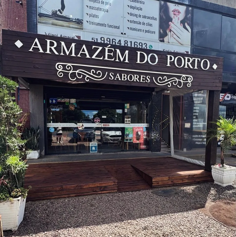 Deck em entrada de estabelecimento comercial — Deck de madeira executado em Porto Alegre