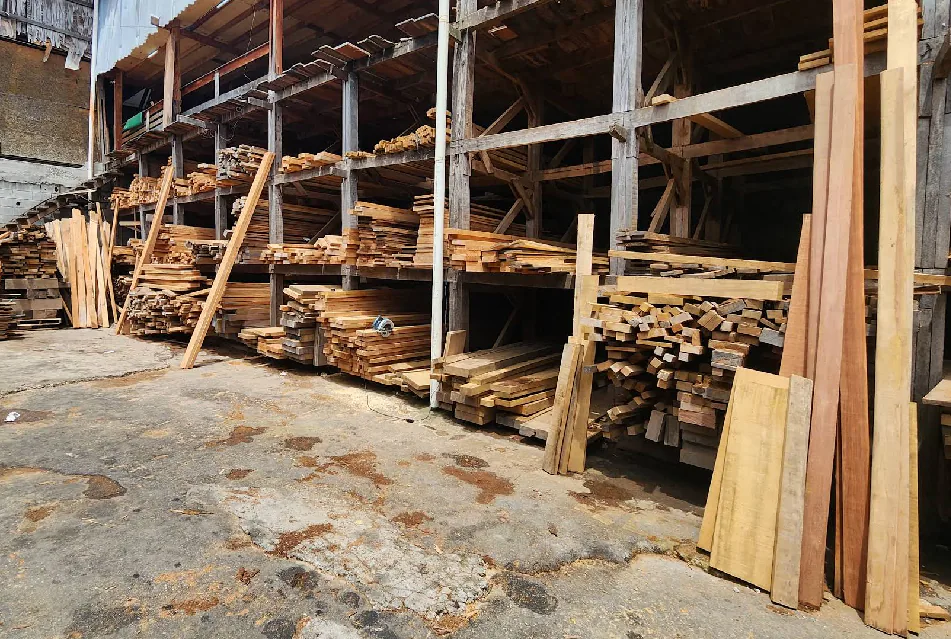 Depósito de madeira para fornecimento a obras e marcenarias em Porto Alegre